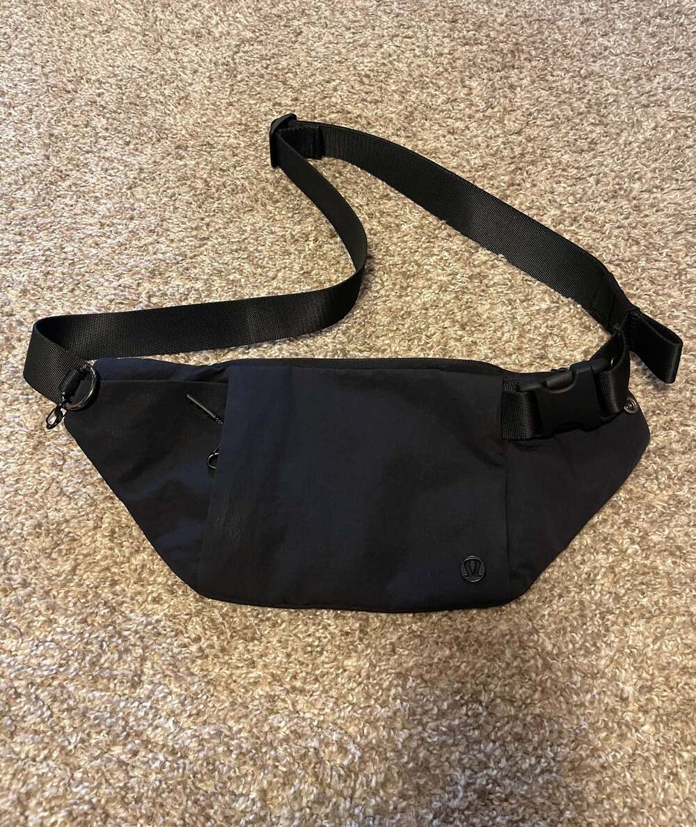 Lululemon Clean Lines Belt Bag 2L Black